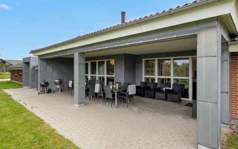Janita - 800M from the Sea: Arbusto, Urban Design, Groundcover, Brick, Appartamento, Estate, Muratura, Balcone, Landscaping
