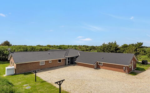 Janita - 800M from the Sea: Arbusto, Urban Design, Groundcover, Brick, Appartamento, Estate, Muratura, Balcone, Landscaping