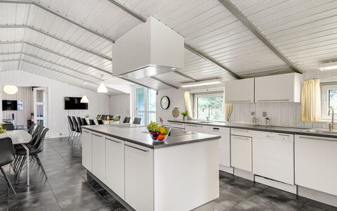 Janita - 800M from the Sea: Soffitto, Cucina, Interior Design, Controsoffitto, Pavimentazione, Apparecchio Major, Lampada, Elettrodomestico Da Cucina, Elettrodomestico