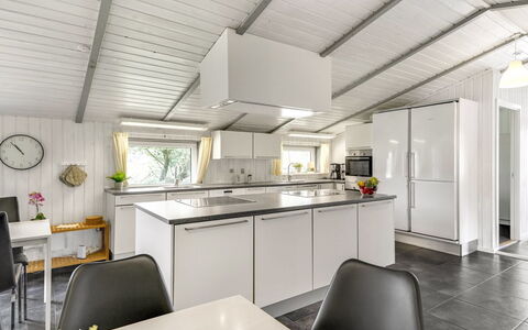 Janita - 800M from the Sea: Cucina, Soffitto, Controsoffitto, Apparecchio Major, Interior Design, Pavimentazione, Elettrodomestico Da Cucina, Mobilia, Pavimento, Lampada