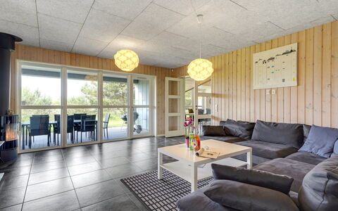 Janita - 800M from the Sea: Pavimentazione, Interior Design, Mobilia, Legna, Soffitto, Pavimento, Lampada, Divano, Soggiorno, Illuminazione