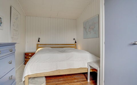 Taimi - 200M from the Sea: Letto, Camera Da Letto, Pavimentazione, Pavimento, Legna, Lenzuolo, Bedding, Interior Design, Soffitto, Mobilia