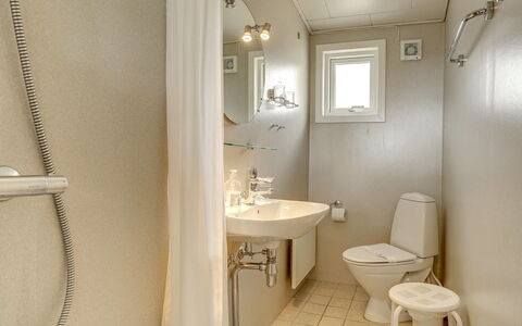 Taimi - 200M from the Sea: Bagno, Idraulico Fixture, Parete, Interior Design, Gabinetto, Pavimento, Pavimentazione, Lavandino Del Bagno, Lavello, Toilet Seat