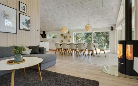 Delan - 1.3Km from the Sea: Mobilia, Interior Design, Pavimentazione, Pavimento, Legna, Soffitto, Lampada, Pavimento In Legno, Soggiorno, Divano