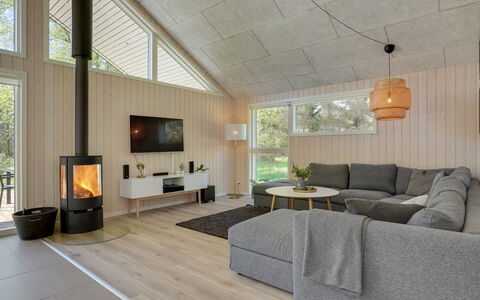Delan - 1.3Km from the Sea: Pavimentazione, Interior Design, Pavimento, Mobilia, Legna, Soffitto, Soggiorno, Divano, Pavimento In Legno, Lampada