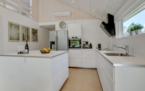 Delan - 1.3Km from the Sea: Cucina, Pavimentazione, Controsoffitto, Interior Design, Legna, Soffitto, Elettrodomestico Da Cucina, Pavimento, Cabinetry, Mobilia