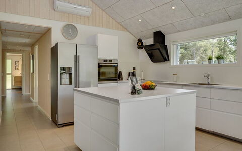 Delan - 1.3Km from the Sea: Cucina, Pavimentazione, Interior Design, Controsoffitto, Cabinetry, Soffitto, Legna, Elettrodomestico Da Cucina, Mobilia, Pavimento