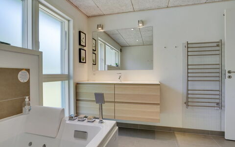 Delan - 1.3Km from the Sea: Interior Design, Pavimentazione, Parete, Pavimento, Idraulico Fixture, Soffitto, Bagno, Mobiletto Del Bagno, Camera, Illuminazione