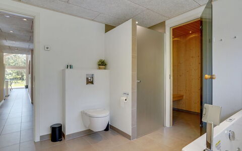 Delan - 1.3Km from the Sea: Pavimentazione, Parete, Pavimento, Idraulico Fixture, Legna, Interior Design, Soffitto, Illuminazione, Bagno, Porta