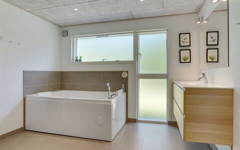 Delan - 1.3Km from the Sea: Pavimentazione, Idraulico Fixture, Pavimento, Interior Design, Bagno, Vasca Da Bagno, Soffitto, Rubinetto, Idraulico, Lavello