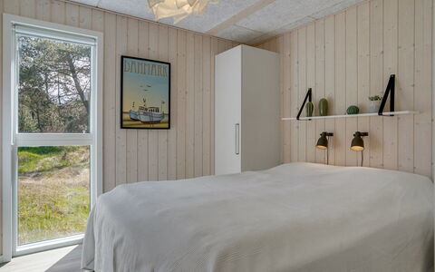 Delan - 1.3Km from the Sea: Camera Da Letto, Legna, Pavimentazione, Interior Design, Soffitto, Pavimento, Letto, Lenzuolo, Bedding, Telaio Del Letto