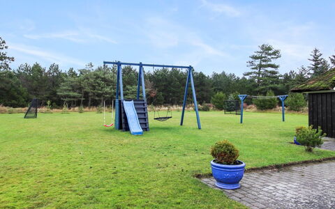 Hothbrod - 1.2Km from the Sea: Arbusto, Urban Design, Groundcover, Brick, Appartamento, Estate, Muratura, Balcone, Landscaping