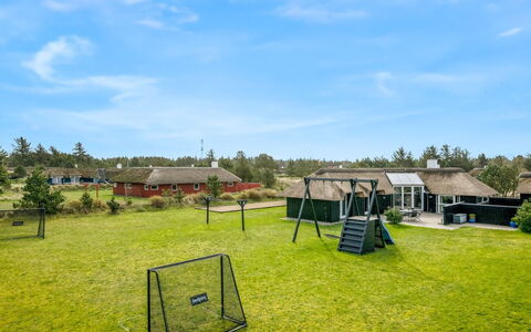 Hothbrod - 1.2Km from the Sea: Arbusto, Urban Design, Groundcover, Brick, Appartamento, Estate, Muratura, Balcone, Landscaping