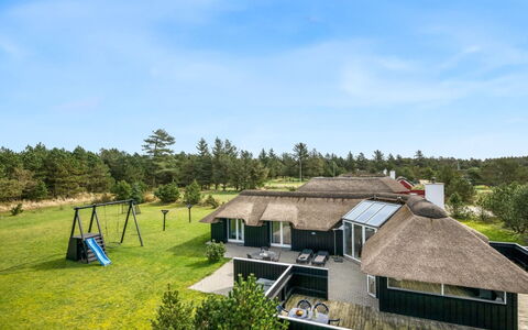 Hothbrod - 1.2Km from the Sea: Arbusto, Urban Design, Groundcover, Brick, Appartamento, Estate, Muratura, Balcone, Landscaping