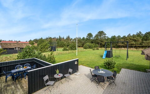 Hothbrod - 1.2Km from the Sea: Arbusto, Urban Design, Groundcover, Brick, Appartamento, Estate, Muratura, Balcone, Landscaping