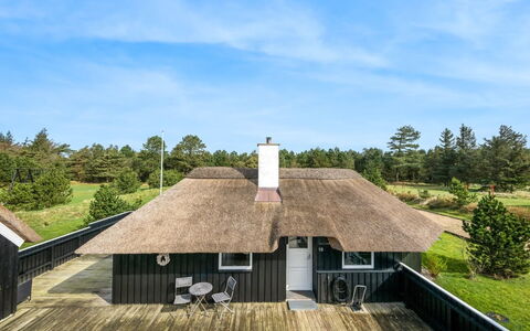 Hothbrod - 1.2Km from the Sea: Arbusto, Urban Design, Groundcover, Brick, Appartamento, Estate, Muratura, Balcone, Landscaping