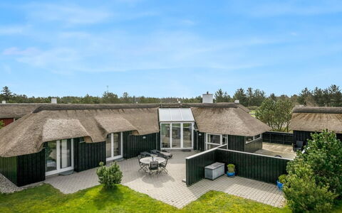 Hothbrod - 1.2Km from the Sea: Arbusto, Urban Design, Groundcover, Brick, Appartamento, Estate, Muratura, Balcone, Landscaping
