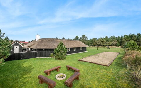 Hothbrod - 1.2Km from the Sea: Arbusto, Urban Design, Groundcover, Brick, Appartamento, Estate, Muratura, Balcone, Landscaping