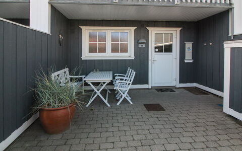 Sote - 1.2Km from the Sea: Arbusto, Urban Design, Groundcover, Brick, Appartamento, Estate, Muratura, Balcone, Landscaping
