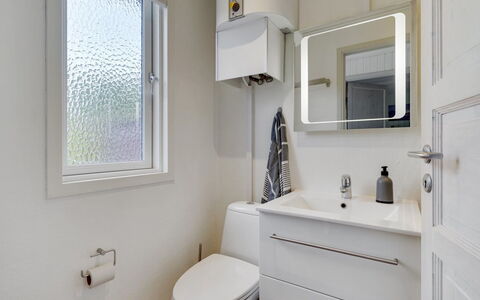 Sighmar - 900M from the Sea: Idraulico Fixture, Bagno, Interior Design, Pavimentazione, Pavimento, Mobiletto Del Bagno, Lavello, Lavandino Del Bagno, Idraulico, Rubinetto