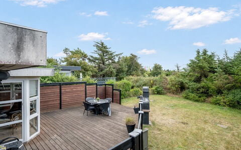 Sighmar - 900M from the Sea: Casa, Giardino, Deck, Balcone, Shade, Backyard, Cortile, Estate, Landscaping, Latifoglie