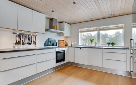 Reiko - 1.5Km from the Sea: Pavimentazione, Interior Design, Legna, Pavimento In Legno, Soffitto, Pavimento, Cucina, Cabinetry, Controsoffitto, Casa