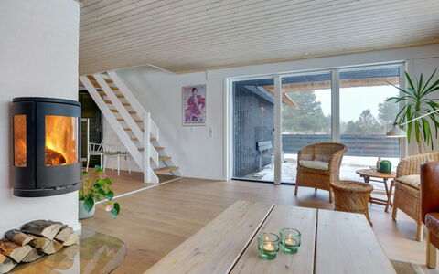 Reiko - 1.5Km from the Sea: Pavimentazione, Legna, Pavimento, Interior Design, Mobilia, Pavimento In Legno, Casa, Soffitto, Soggiorno, Porta