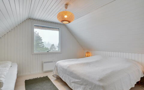 Reiko - 1.5Km from the Sea: Soffitto, Legna, Interior Design, Pavimentazione, Pavimento, Lampada, Camera Da Letto, Illuminazione, Letto, Pavimento In Legno
