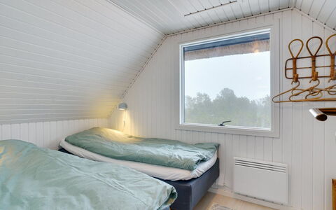 Reiko - 1.5Km from the Sea: Legna, Soffitto, Camera Da Letto, Pavimento, Pavimentazione, Lenzuolo, Interior Design, Bedding, Letto, Telaio Del Letto