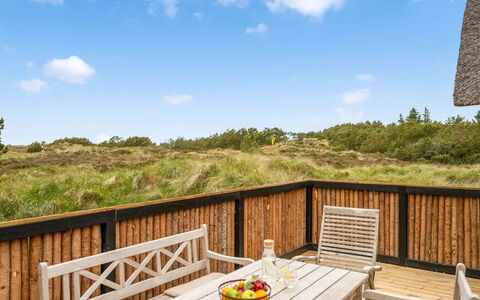 Reiko - 1.5Km from the Sea: Legna, Portico, Latifoglie, Color Legno, Balcone, Deck, Plank, Recinzione, Corrimano, Eco Hotel