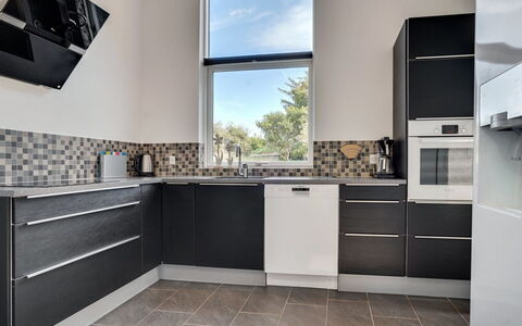 Siegfried - 500M from the Sea: Cucina, Elettrodomestico Da Cucina, Controsoffitto, Apparecchio Major, Cabinetry, Pavimentazione, Interior Design, Elettrodomestico, Pavimento, Casa