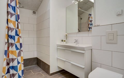 Siegfried - 500M from the Sea: Pavimentazione, Pavimento, Parete, Interior Design, Idraulico Fixture, Bagno, Soffitto, Gabinetto, Piastrella, Idraulico
