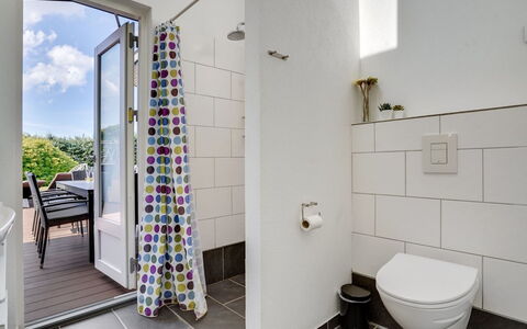 Siegfried - 500M from the Sea: Pavimentazione, Pavimento, Interior Design, Idraulico Fixture, Materiale Composito, Bagno, Gabinetto, Idraulico, Piastrella, Appartamento