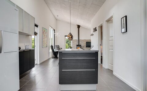 Siegfried - 500M from the Sea: Pavimentazione, Interior Design, Controsoffitto, Cucina, Mobilia, Pavimento, Cabinetry, Legna, Soffitto, Elettrodomestico Da Cucina
