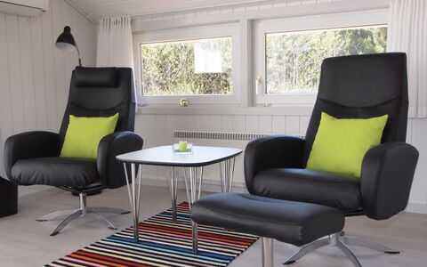 Emmarenze - 400M from the Sea: Mobilia, Sedia, Interior Design, Soggiorno, Comfort, Divano, Bracciolo, Club Chair, Pianta Della Casa