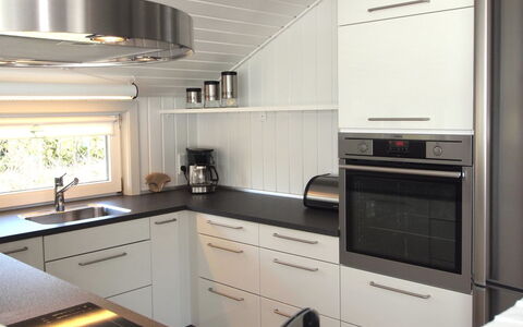 Emmarenze - 400M from the Sea: Cucina, Controsoffitto, Elettrodomestico Da Cucina, Interior Design, Cabinetry, Pavimentazione, Legna, Soffitto, Elettrodomestico, Apparecchio Major