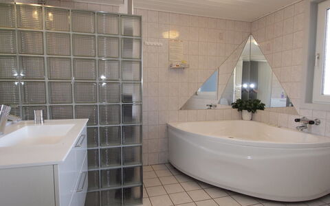 Emmarenze - 400M from the Sea: Pavimentazione, Interior Design, Pavimento, Idraulico Fixture, Idraulico, Soffitto, Piastrella, Vasca Da Bagno, Bagno, Camera