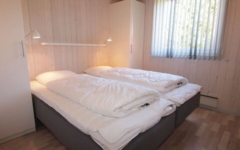 Emmarenze - 400M from the Sea: Letto, Camera Da Letto, Pavimento, Legna, Lenzuolo, Pavimentazione, Bedding, Interior Design, Mobilia, Telaio Del Letto