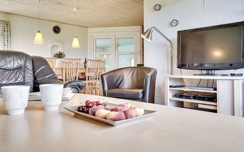 Aurelia - 500M to the Fjord: Mobilia, Interior Design, Pavimentazione, Soffitto, Legna, Pavimento, Divano, Soggiorno, Lampada, Camera