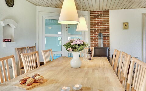 Aurelia - 500M to the Fjord: Mobilia, Interior Design, Pavimentazione, Lampada, Legna, Pavimento, Soffitto, Sala Da Pranzo, Sedia, Tavolo