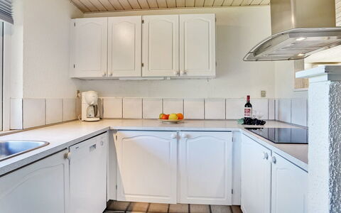 Aurelia - 500M to the Fjord: Cucina, Pavimentazione, Controsoffitto, Apparecchio Major, Elettrodomestico Da Cucina, Interior Design, Cabinetry, Pavimento, Lavandino Della Cucina, Rubinetto