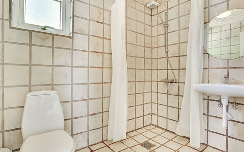 Aurelia - 500M to the Fjord: Pavimentazione, Pavimento, Toilet Seat, Idraulico Fixture, Bagno, Gabinetto, Interior Design, Idraulico, Materiale Composito, Piastrella