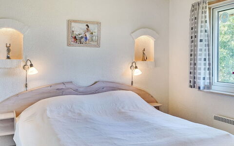 Aurelia - 500M to the Fjord: Letto, Camera Da Letto, Parete, Interior Design, Mobilia, Legna, Bedding, Lenzuolo, Soffitto, Biancheria