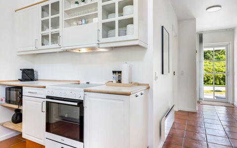 Thoran - from the Sea: Cucina, Elettrodomestico Da Cucina, Cabinetry, Controsoffitto, Mobilia, Interior Design, Pavimentazione, Apparecchio Major, Legna, Pavimento