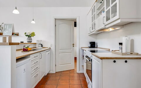 Thoran - from the Sea: Cucina, Cabinetry, Interior Design, Controsoffitto, Pavimentazione, Elettrodomestico Da Cucina, Mobilia, Legna, Apparecchio Major, Pavimento