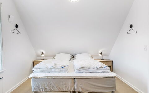 Thoran - from the Sea: Letto, Camera Da Letto, Interior Design, Legna, Soffitto, Pavimentazione, Pavimento, Mobilia, Bedding, Lenzuolo