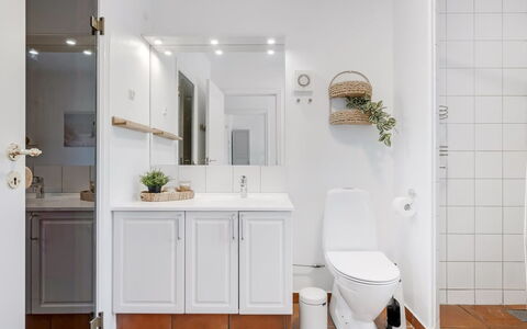 Thoran - from the Sea: Interior Design, Pavimentazione, Parete, Idraulico Fixture, Pavimento, Lavello, Mobiletto Del Bagno, Rubinetto, Camera, Bagno