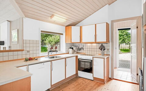 Salla - 1.2Km from the Sea: Cucina, Legna, Interior Design, Controsoffitto, Pavimentazione, Soffitto, Pavimento, Casa, Elettrodomestico Da Cucina, Mobilia