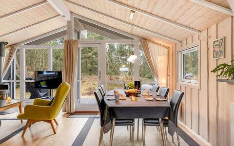 Abiorn - 2.5Km from the Sea: Legna, Interior Design, Soffitto, Mobilia, Pavimentazione, Camera, Pavimento, Sedia, Soggiorno, Lampada