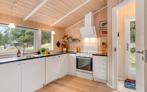 Abiorn - 2.5Km from the Sea: Cucina, Legna, Interior Design, Pavimentazione, Elettrodomestico Da Cucina, Soffitto, Controsoffitto, Apparecchio Major, Mobilia, Pavimento